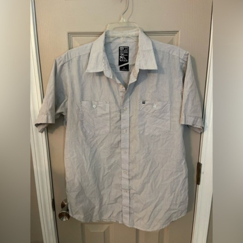 Billabong men’s striped short sleeve button down with pockets.